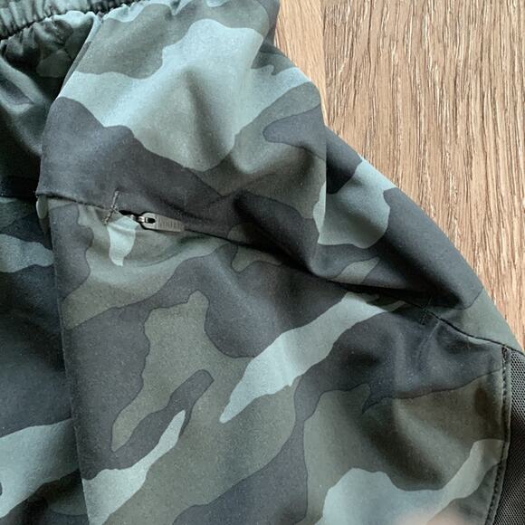 Athleta Green Camo Mesh Racer Run Shorts Size Small 4" Inseam Lined - Picture 5 of 6